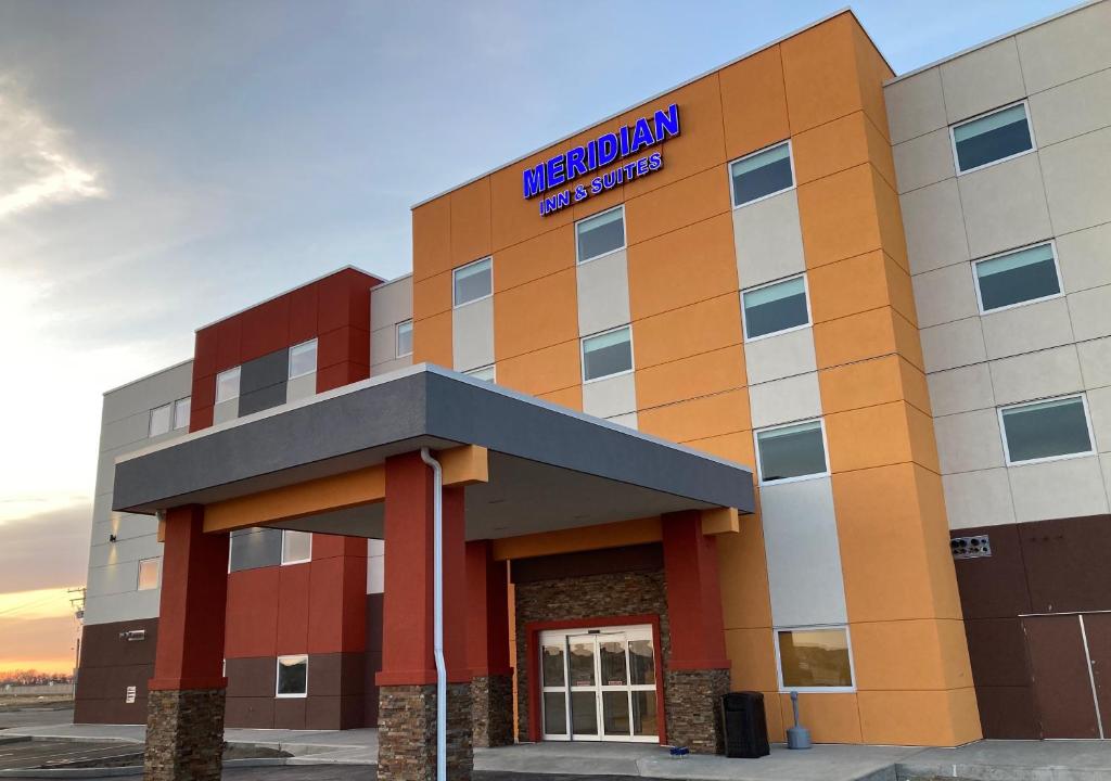 Meridian Inn & Suites Regina Airport في ريجينا: مبنى مستشفى عليه لافته عليه
