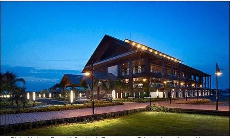 een groot gebouw met 's nachts verlichting bij Duyong Marina & Resort in Kuala Terengganu