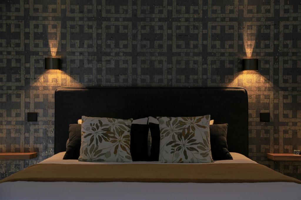 sypialnia z łóżkiem z dwoma światłami powyżej w obiekcie Les Pantoufles dans le Pré w mieście Eppeldorf