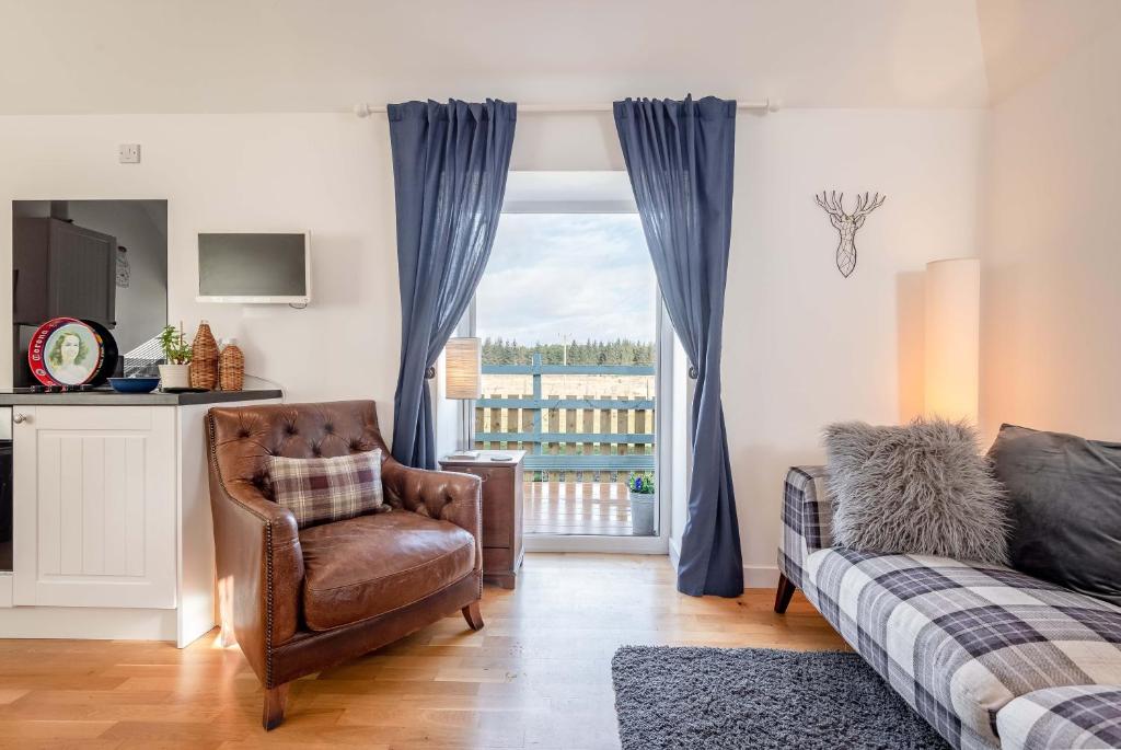 Posezení v ubytování Redlands Country Lodge Apartments with Hot Tubs