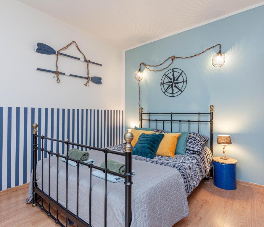 - une chambre avec un lit et un mur bleu dans l'établissement Good Place in Szczecin, à Szczecin
