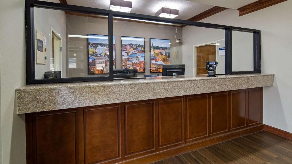 Best Western Inn & Suites photo