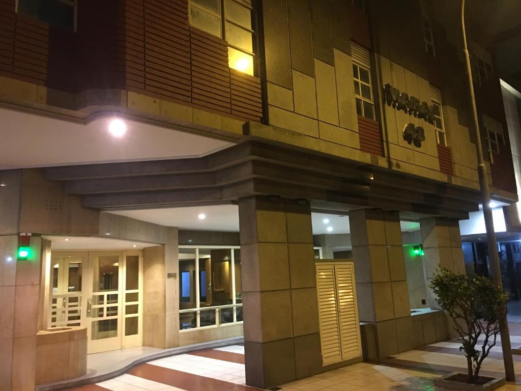 マル・デル・プラタにあるArenaの夜間の緑灯の建物