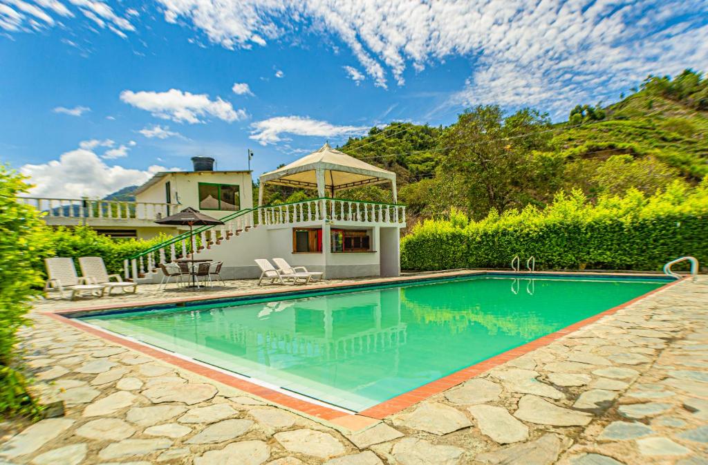 una piscina frente a una casa en Esmeralda entre Montañas, en Ibagué