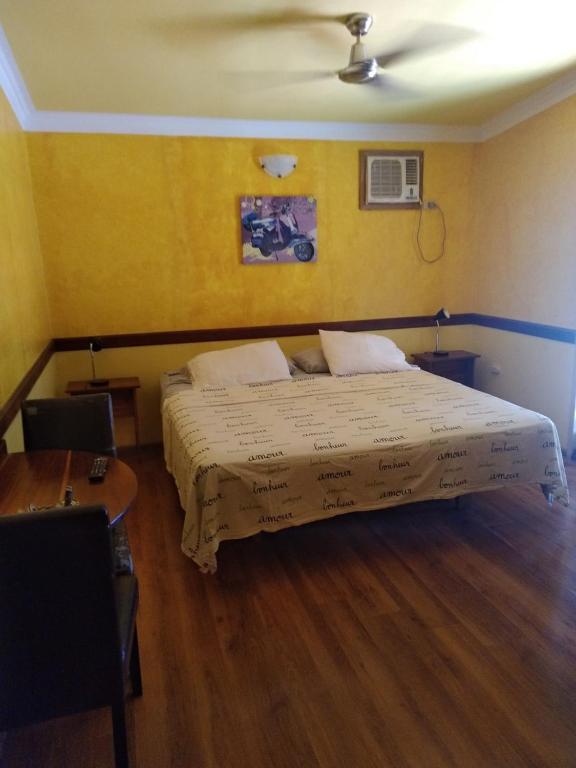 Uma cama ou camas num quarto em The Lighthouse at Casa Max