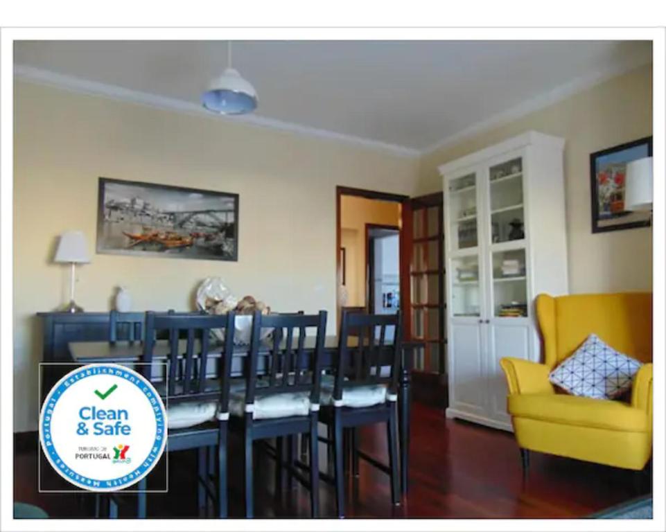 una sala da pranzo con tavolo e sedia gialla di Oporto East House a Porto