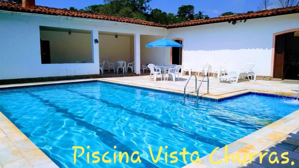 une villa avec une piscine et une maison dans l'établissement Chácara A Grande Família, à São Paulo