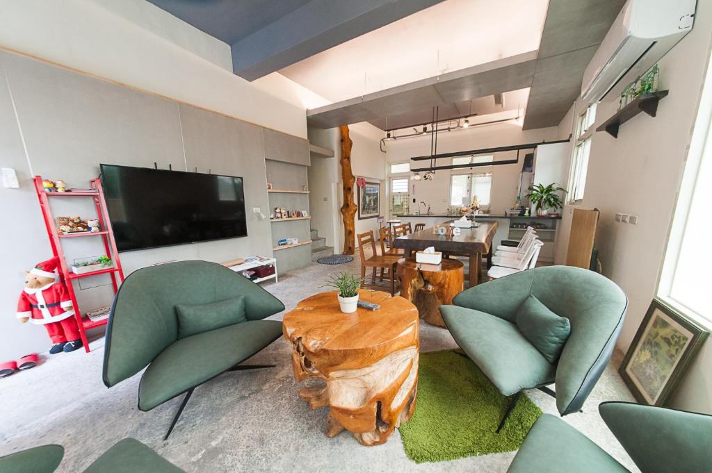 冬山鄉的住宿－Mu sun Villa 慕山休閒包棟民宿 宜蘭縣民宿2060號，客厅配有桌椅和电视。