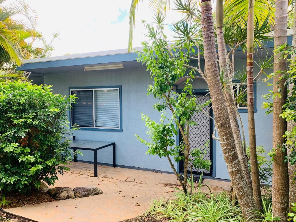 ein blaues Haus mit einer Bank davor in der Unterkunft Koala Lodge Unit 3 in Iluka