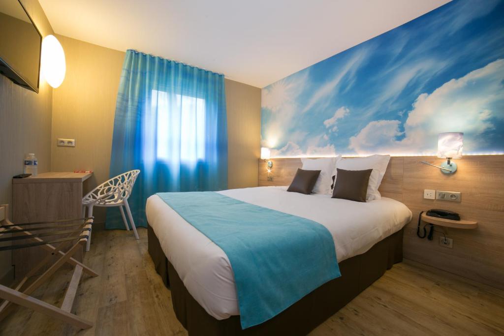 The Originals City, Hôtel Le Garden, Tours Sud (Inter-Hotel) في شامبري-لي-تور: غرفة نوم بسرير كبير عليها لوحة على الحائط