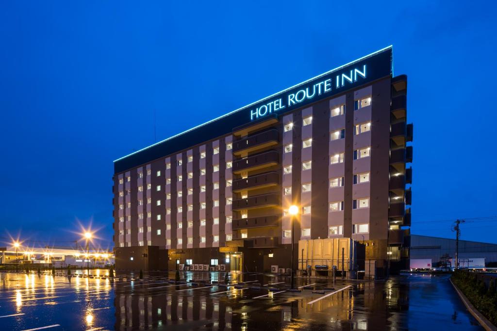a hotel with a sign that reads hotel route inn at Hotel Route-Inn Isesaki Inter in Isesaki