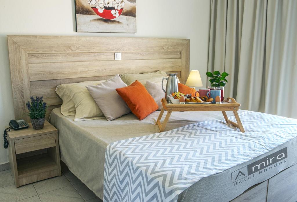 Postel nebo postele na pokoji v ubytování Amira Hotel Rhodes