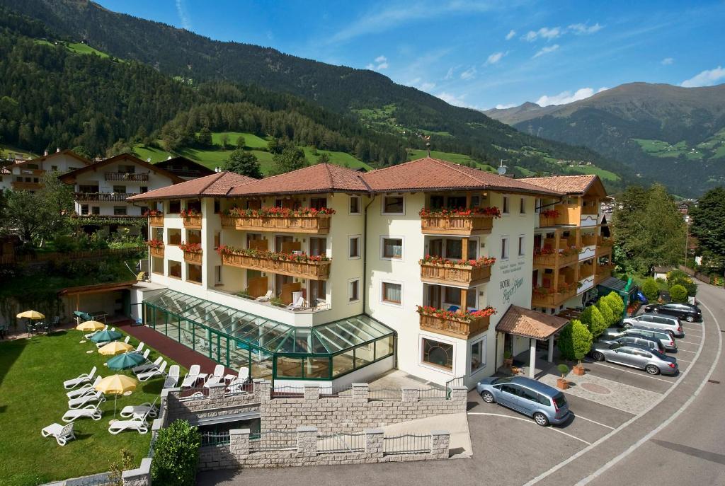 Nespecifikovaný výhled na hory nebo výhled na hory při pohledu z hotelu