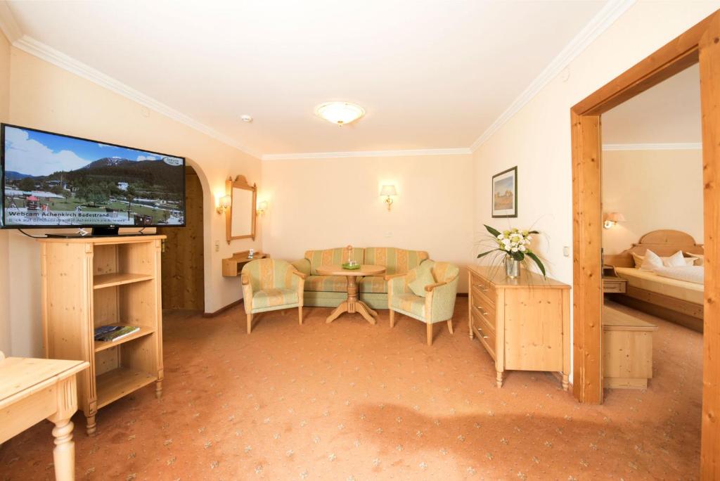 Een TV en/of entertainmentcenter bij Hotel Post am See
