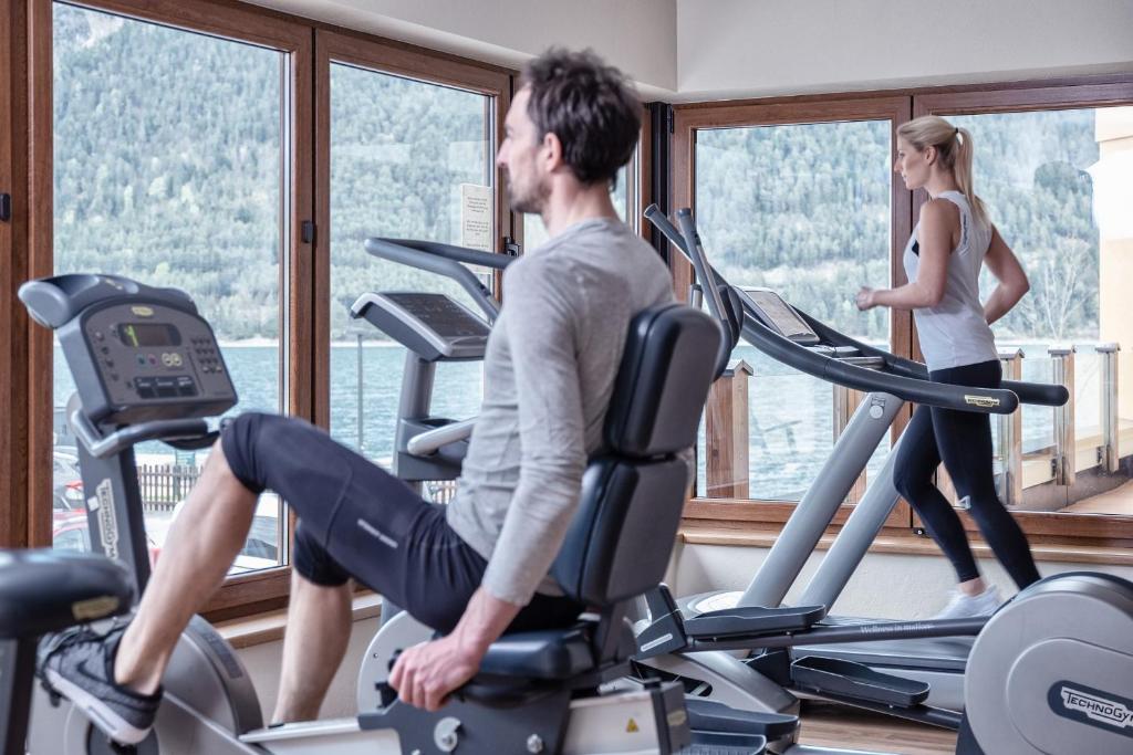 Het fitnesscentrum en/of fitnessfaciliteiten van Hotel Post am See