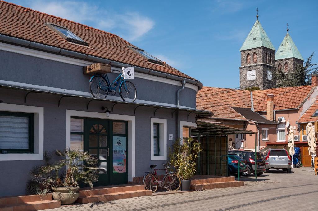 ein Fahrrad befindet sich an der Seite eines Gebäudes in der Unterkunft Bella Ciao in Badacsonytomaj