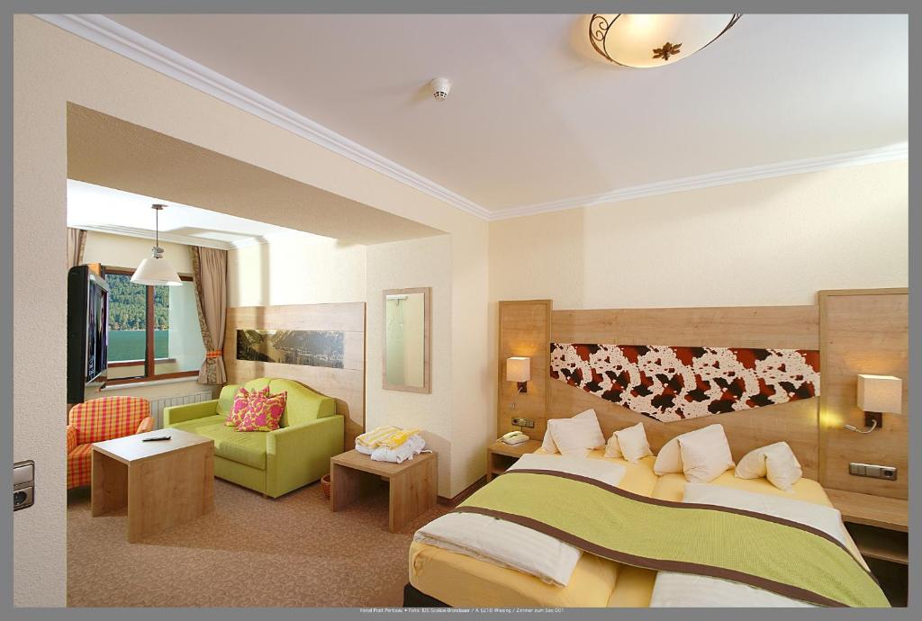 Een bed of bedden in een kamer bij Hotel Post am See