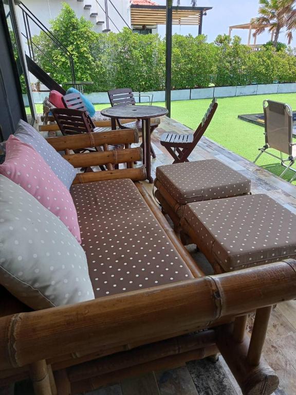 Posezení v ubytování La Playa Beach Front Pool Villa Cha-am,Huahin