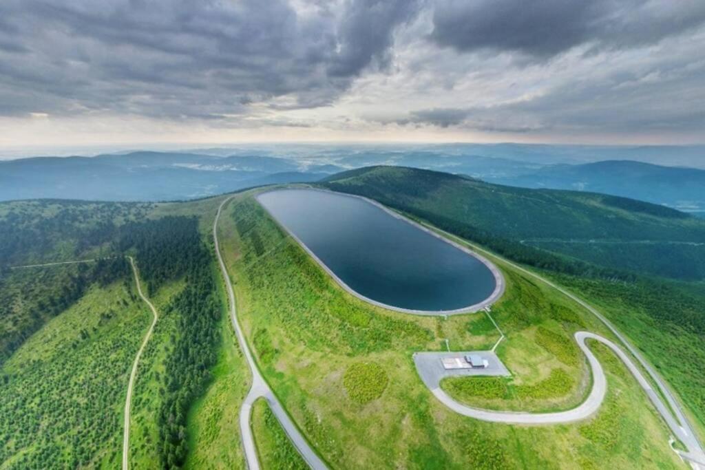 una vista aérea de una carretera y un lago en Horský Apartmán Loučná, nově s infrasaunou, en Loučná nad Desnou