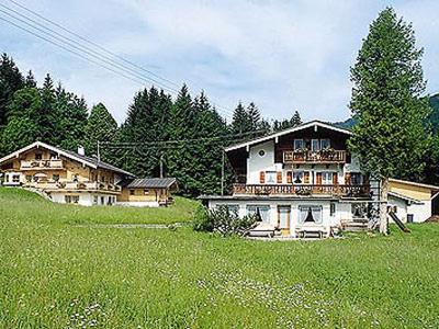 una casa grande en medio de un campo verde en Lugererlehen en Schönau am Königssee