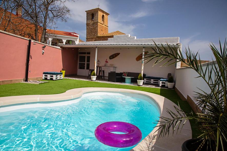 un frisbee violet est assis dans une piscine dans l'établissement Casa Rural Cece 4estrellas, à Puebla del Salvador