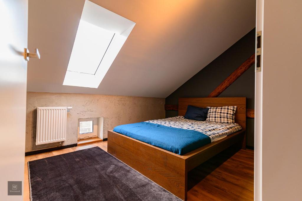 Posteľ alebo postele v izbe v ubytovaní Apartamenty Wyszyńskiego 2