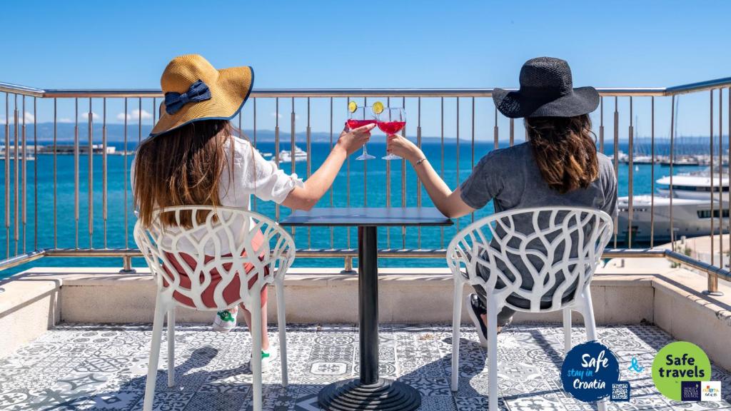 スプリトにあるGaleria Valeria Seaside Downtown - MAG Quaint & Elegant Boutique Hotelsの帽子を被った二人の女の子