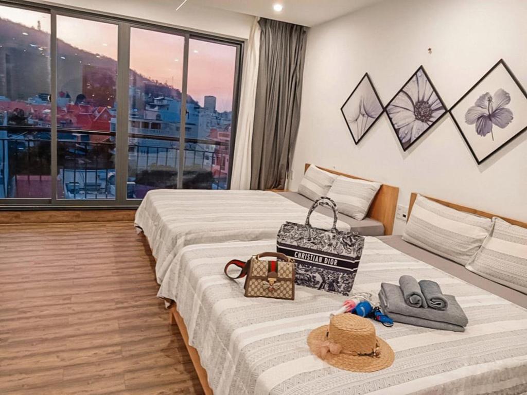 Postel nebo postele na pokoji v ubytování Nếp Apartment Hotel