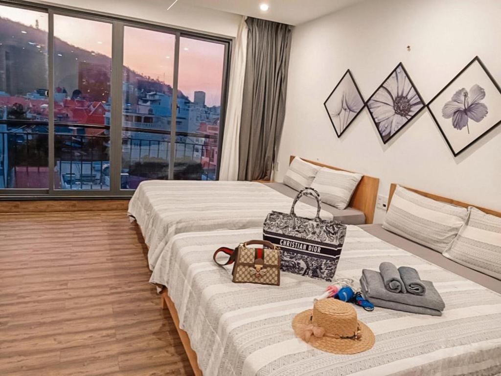 Ліжко або ліжка в номері Nếp Apartment Hotel