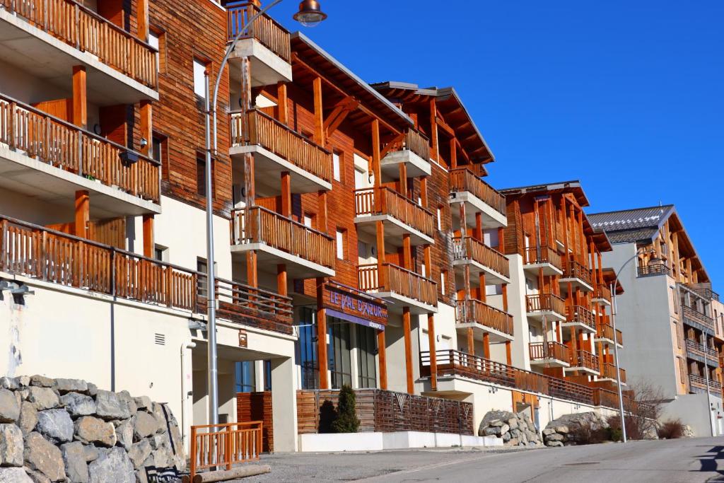 un edificio con balcones al lado de una calle en Residence VAL DAZUR VALBERG 2 PIECES, en Valberg