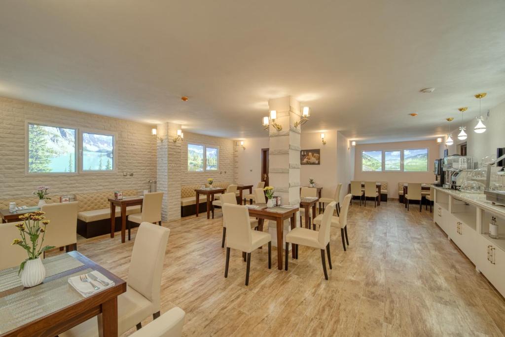 A seating area at Residence Konstantina Palace