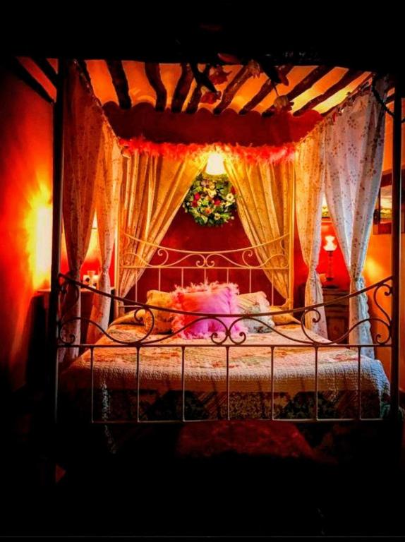 A bed or beds in a room at Room in Lodge - Romantic getaway to Cuenca at La Quinta de Malu