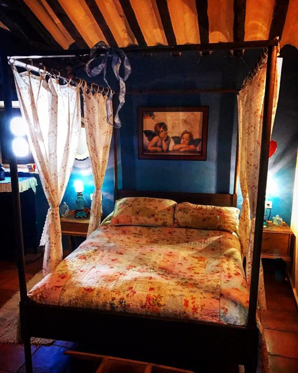 A bed or beds in a room at Room in Lodge - Romantic getaway to Cuenca at La Quinta de Malu