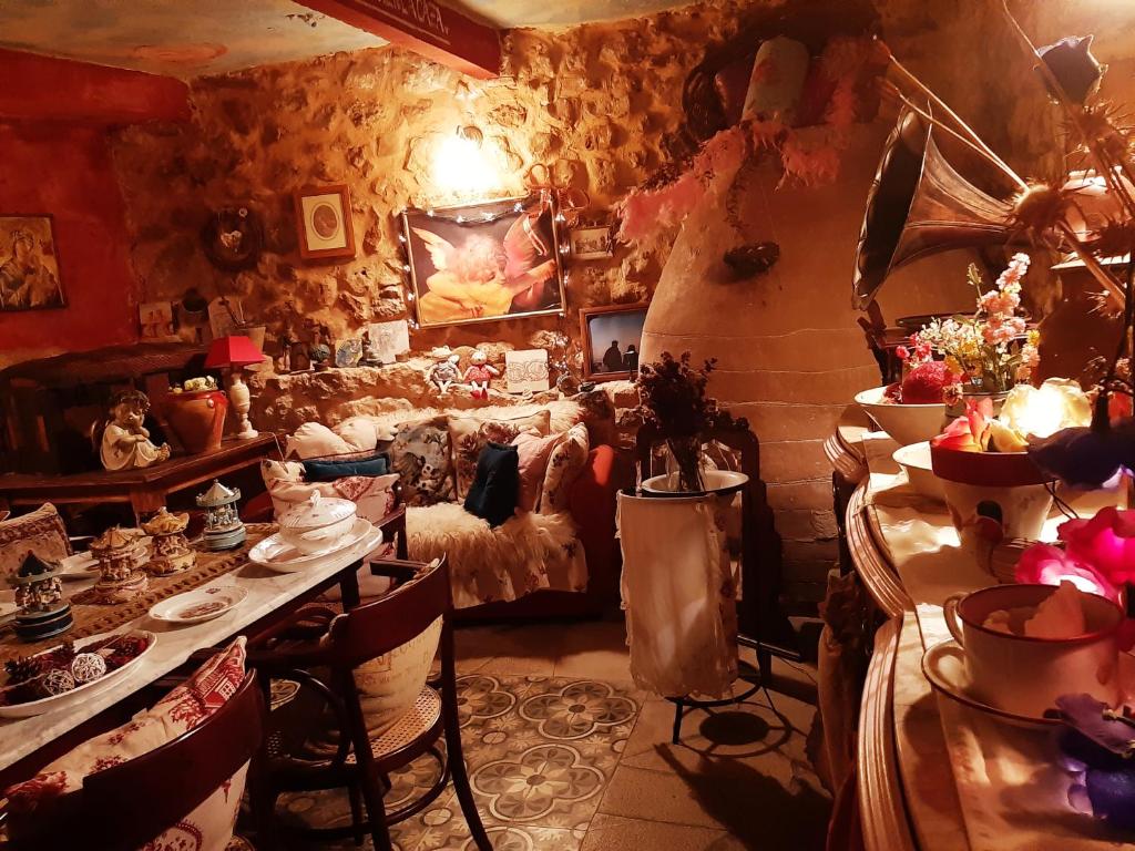A restaurant or other place to eat at Room in Lodge - Romantic getaway to Cuenca at La Quinta de Malu