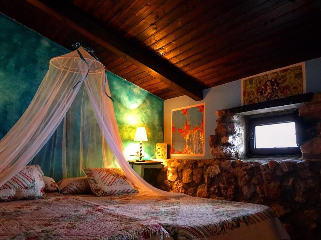 A bed or beds in a room at Room in Lodge - Romantic getaway to Cuenca at La Quinta de Malu