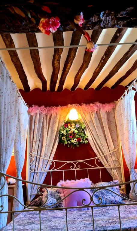 A bed or beds in a room at Room in Lodge - Romantic getaway to Cuenca at La Quinta de Malu
