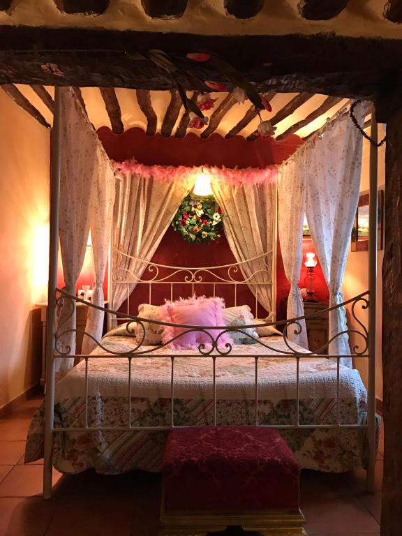 A bed or beds in a room at Room in Lodge - Romantic getaway to Cuenca at La Quinta de Malu