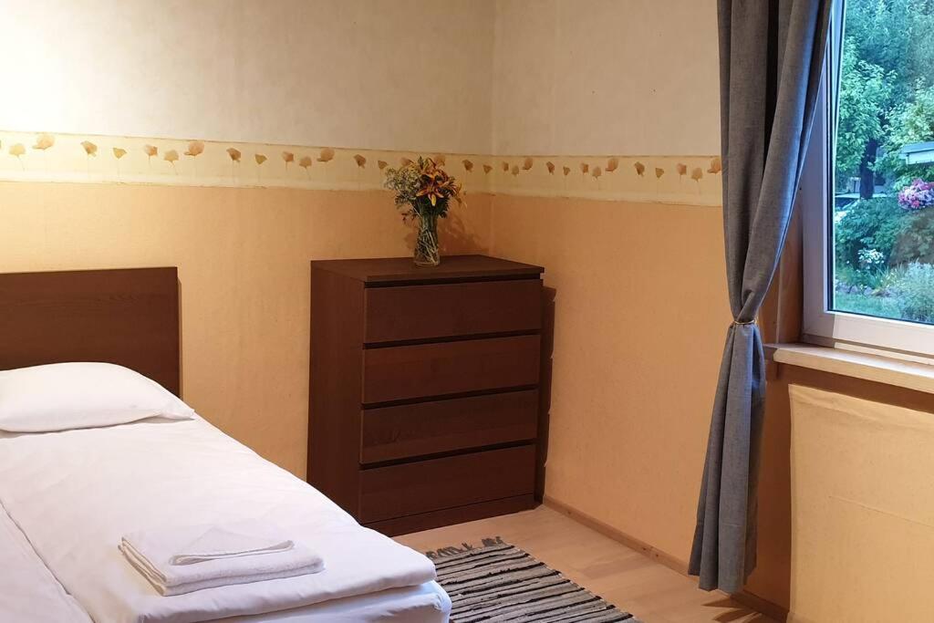 Säng eller sängar i ett rum på An oldie in center of Pärnu