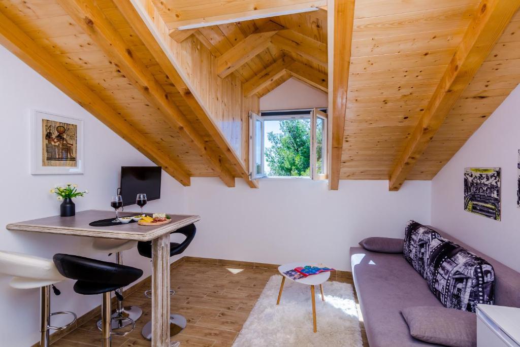 Televízia a/alebo spoločenská miestnosť v ubytovaní Guest House Nikolina