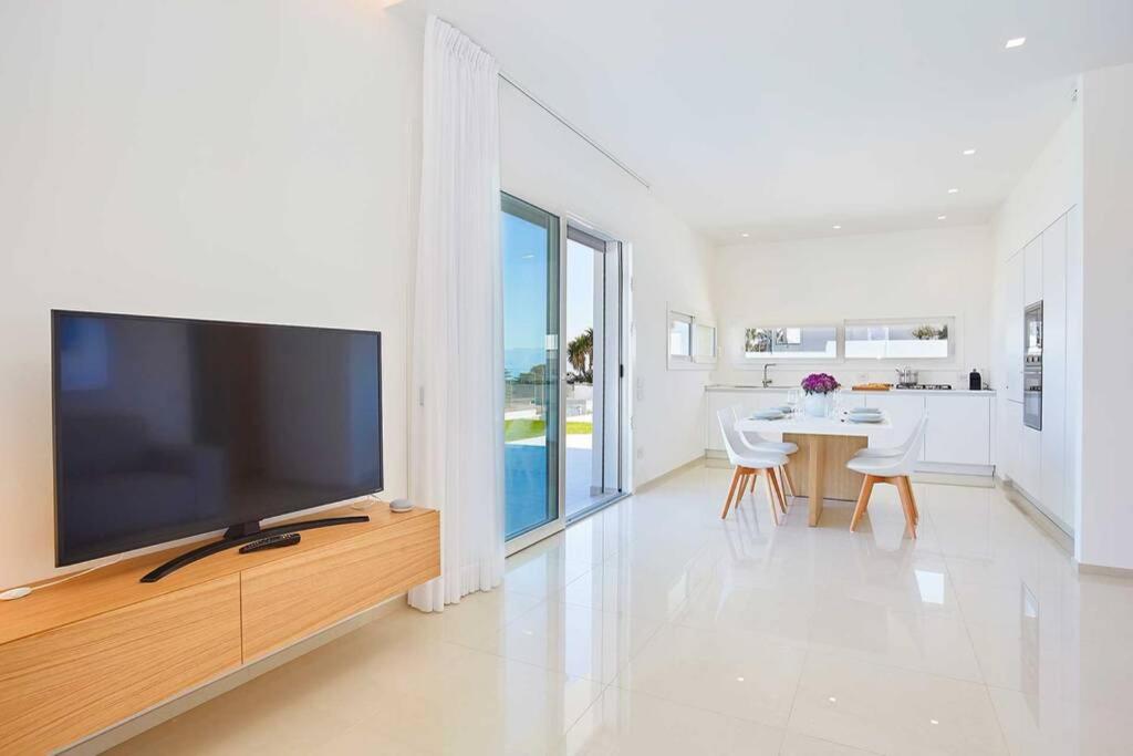 Televízia a/alebo spoločenská miestnosť v ubytovaní VILLA DARDA con piscina e 3 camere da letto