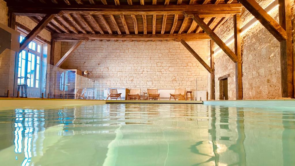 Swimming pool sa o malapit sa Le Domaine de Mestré, The Originals Relais (Relais du Silence)