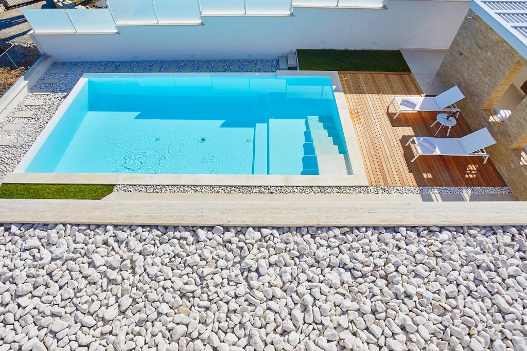 Bazén v ubytovaní VILLA DARDA con piscina e 3 camere da letto alebo v jeho blízkosti
