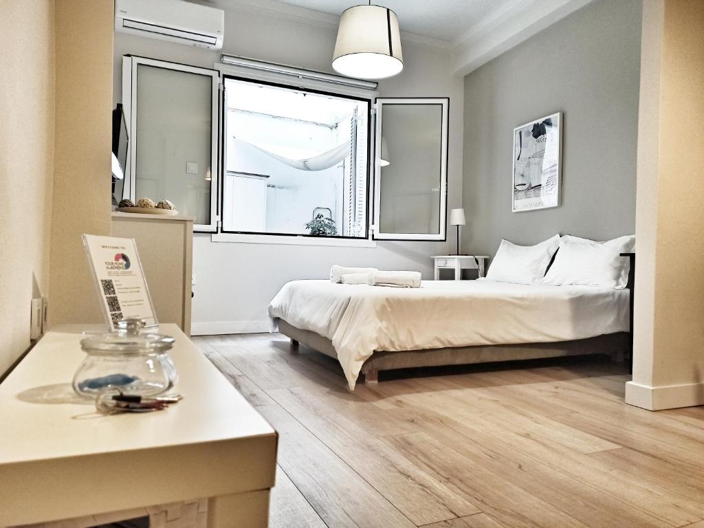 アテネにあるArtemis Apartment @ Plakaのベッドルーム1室(ベッド1台、大きな窓付)