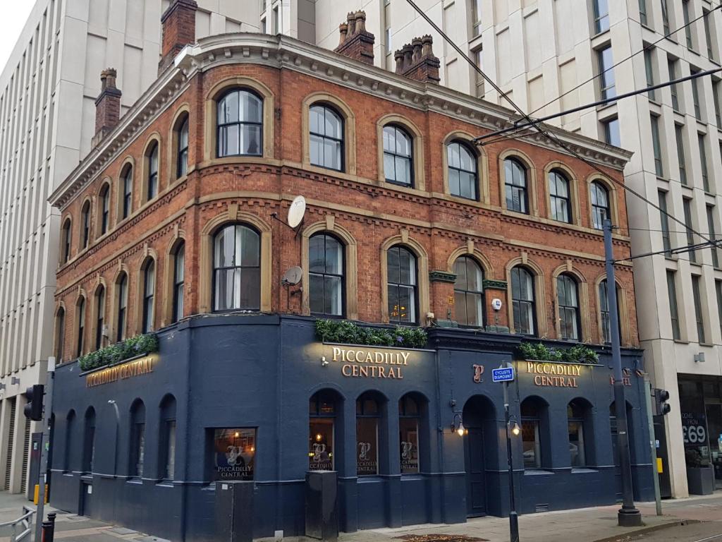 um velho edifício de tijolos na esquina de uma rua em Piccadilly Central em Manchester