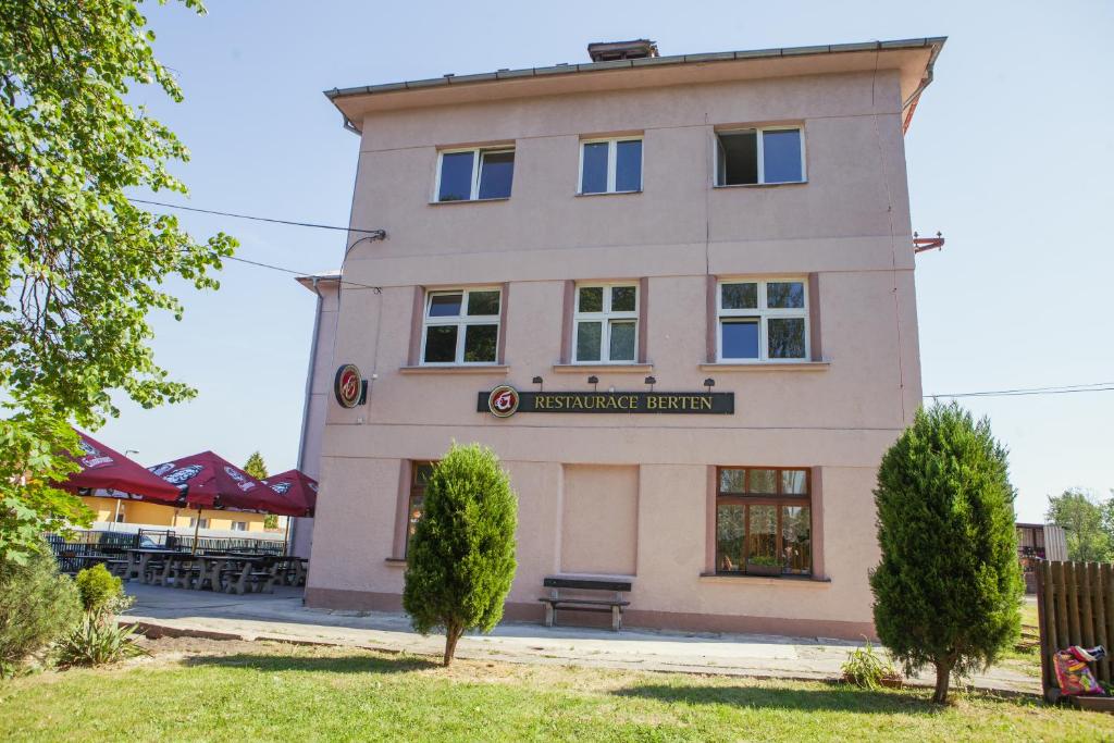 um edifício com uma placa que lê agente de seguros em Pension Berten Strašice em Strašice