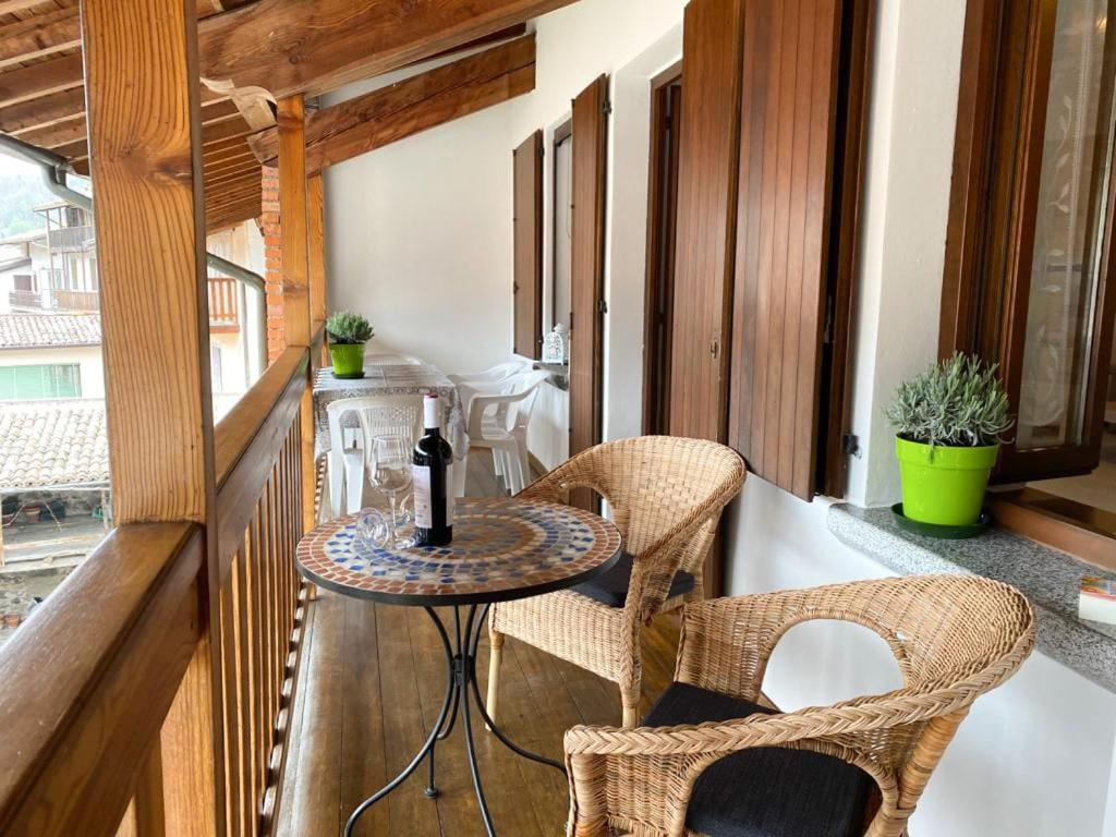 een balkon met een tafel en stoelen erop bij Casa Enrica Typ E2 in Crone