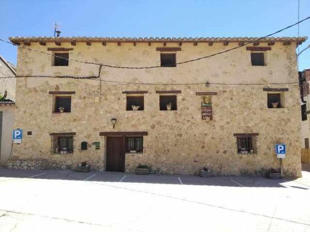 Los Santos的住宿－Casa Rural Casa Antiga，一座带窗户和门的大型石头建筑