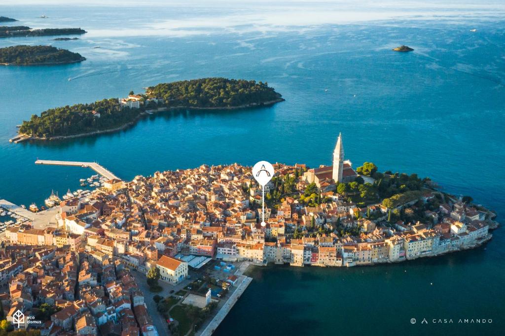 widok z powietrza na małą wyspę w wodzie w obiekcie Casa Amando Eco Boutique House w Rovinj