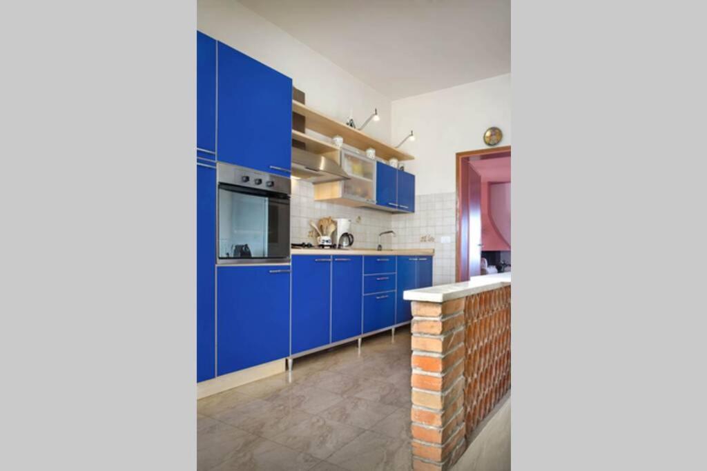 A kitchen or kitchenette at Villa Belvedere-Con piscina a Bardolino