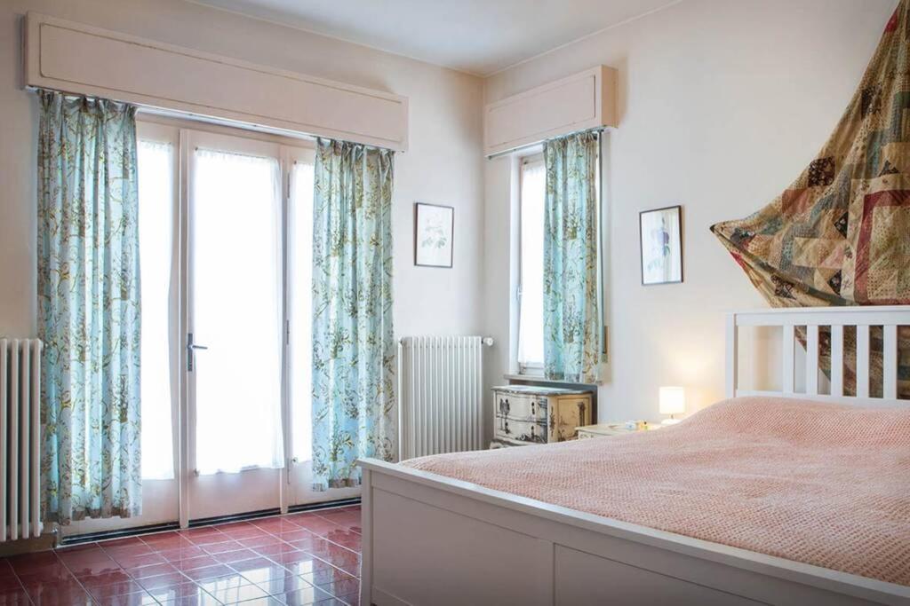 A bed or beds in a room at Villa Belvedere-Con piscina a Bardolino